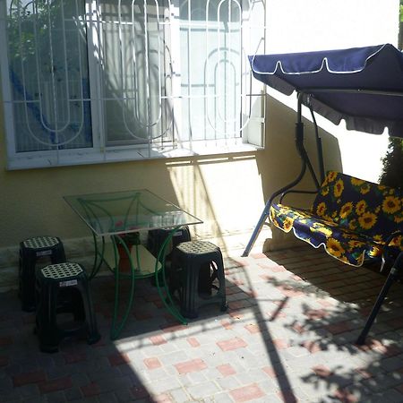White House Apartments Odesa Room photo